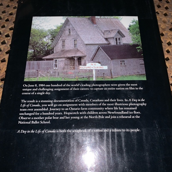A Day In The Life of Canada MINT Hard Cover - Picture 3 of 8